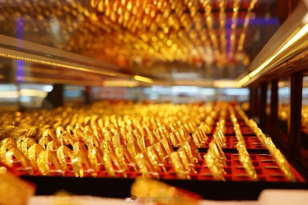 水贝黄金暴雷后血本无归的普通人普通消费者金融知识的匮乏也是导致他们受损的重要因素