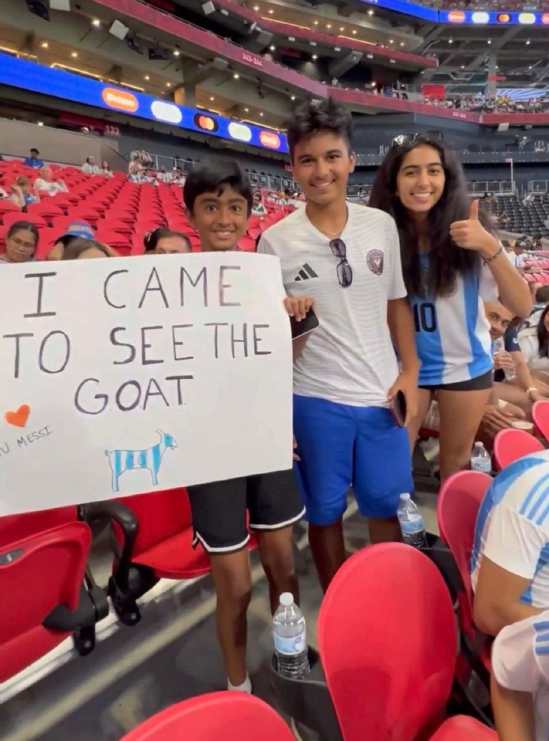 球迷举牌：我来到这里是为了看GOAT🐐💗#梅西[超话]# #梅西美洲杯出场数