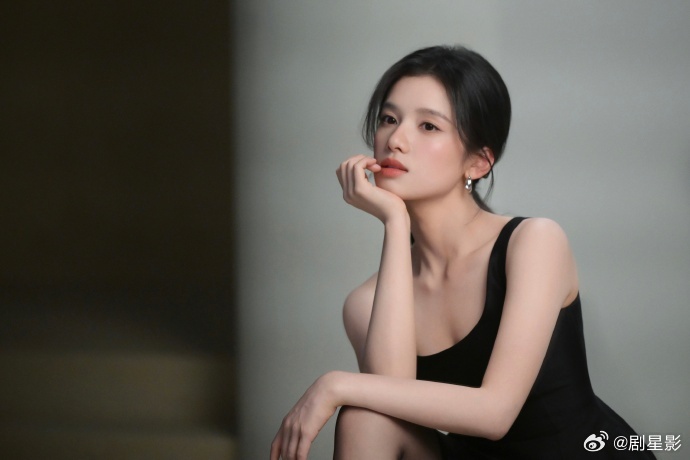 张婧仪吊带黑裙  张婧仪黑丝黑裙真的是美得太有诱惑感了，吊带的黑裙子凸显出来了灵