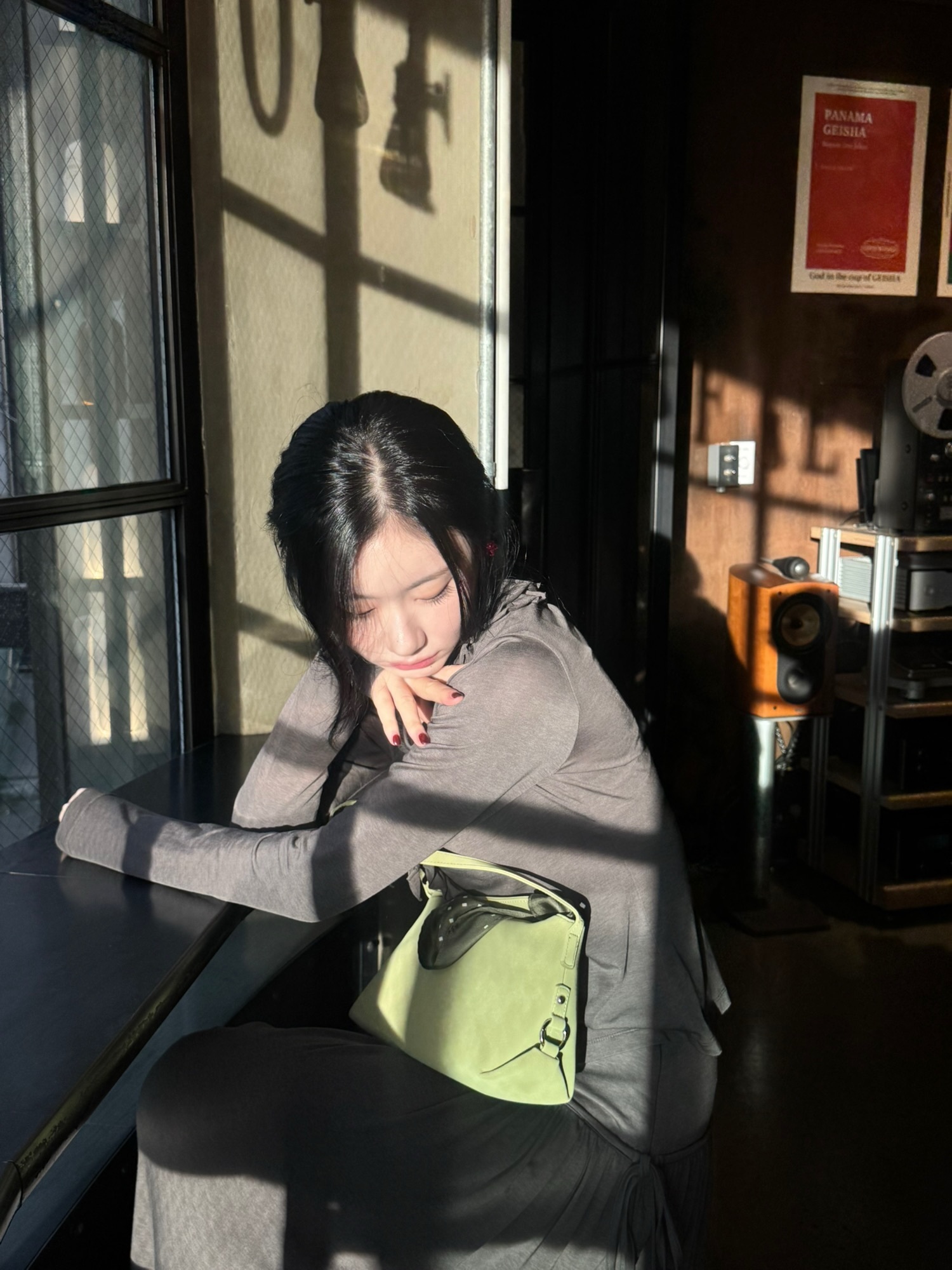 浅型人穿这种雾蒙蒙的灰咖/燕麦色是真好看…………温柔中又带一点点冷感的气质小美女