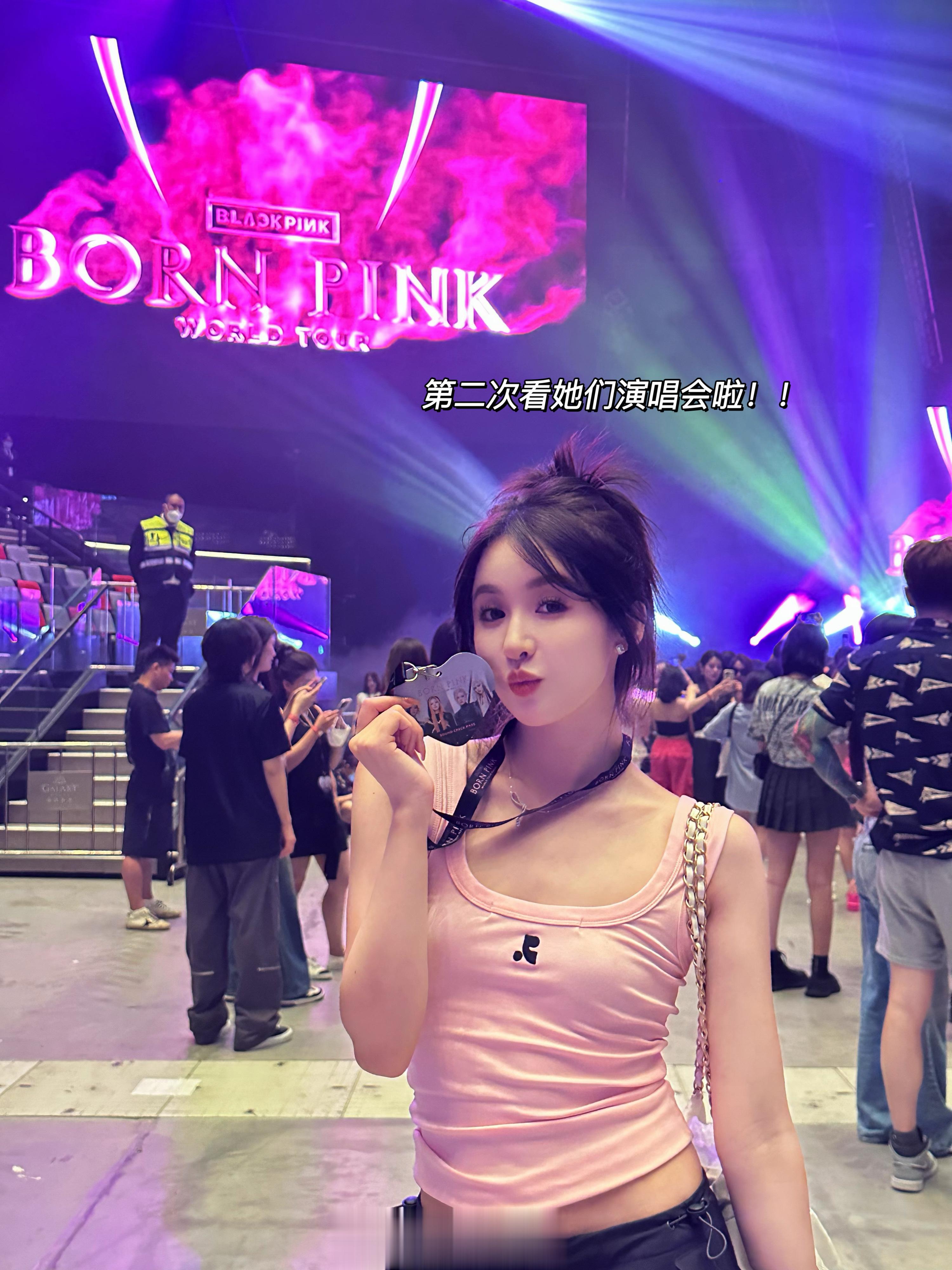 我也是被Lisa打过招呼的女人了！-BLACK PINK 演唱会 澳门站-后面关