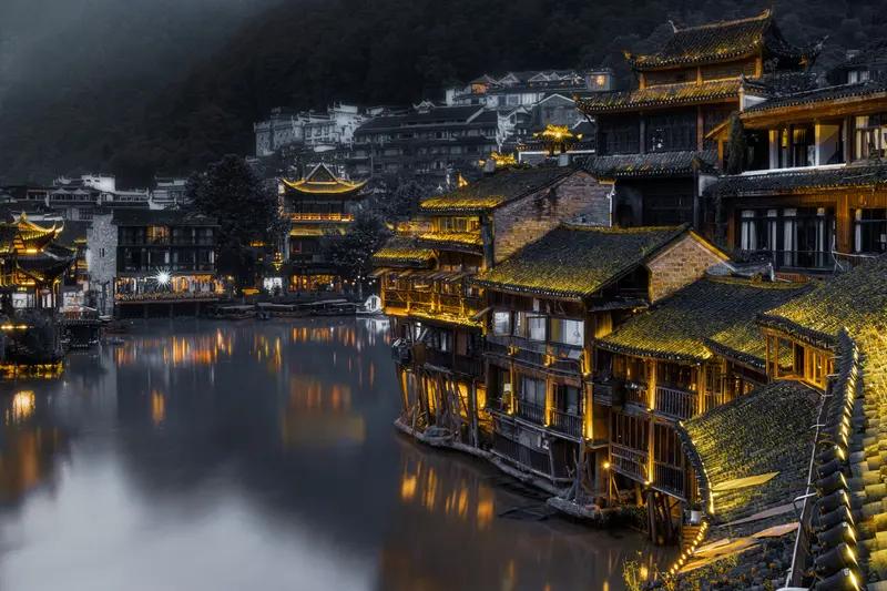 凤凰浴火，涅槃重生，这般壮烈决绝，何其震撼！人亦如此，需放开自我，莫被条条框框所