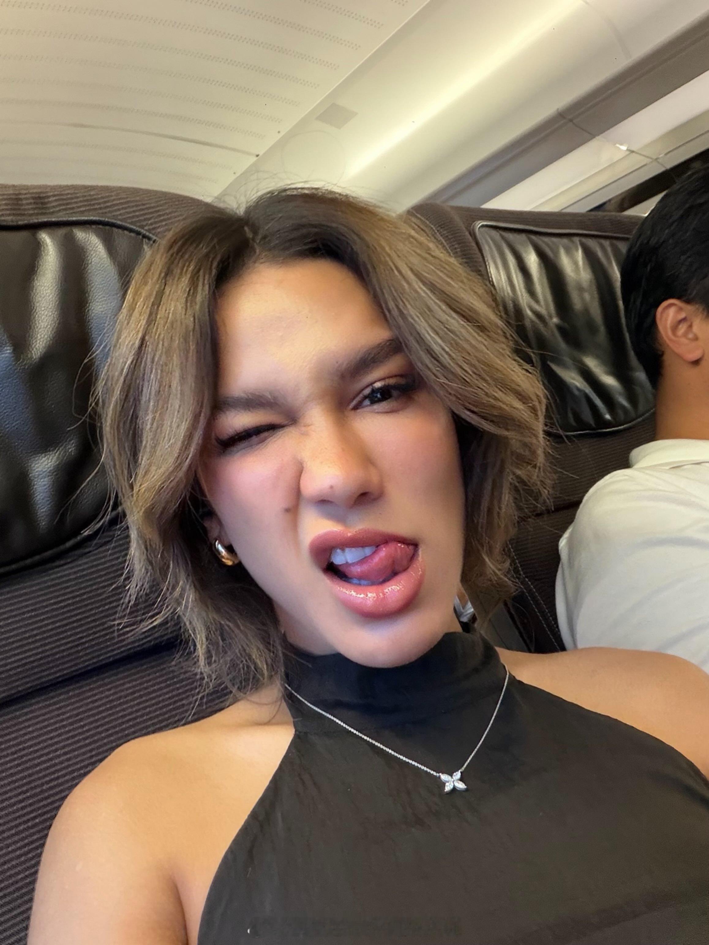 王室[超话]王室泰国王室小三和儿子 猪头二和喜猪妹在欧洲旅游，喜猪妹胃口可真好啊
