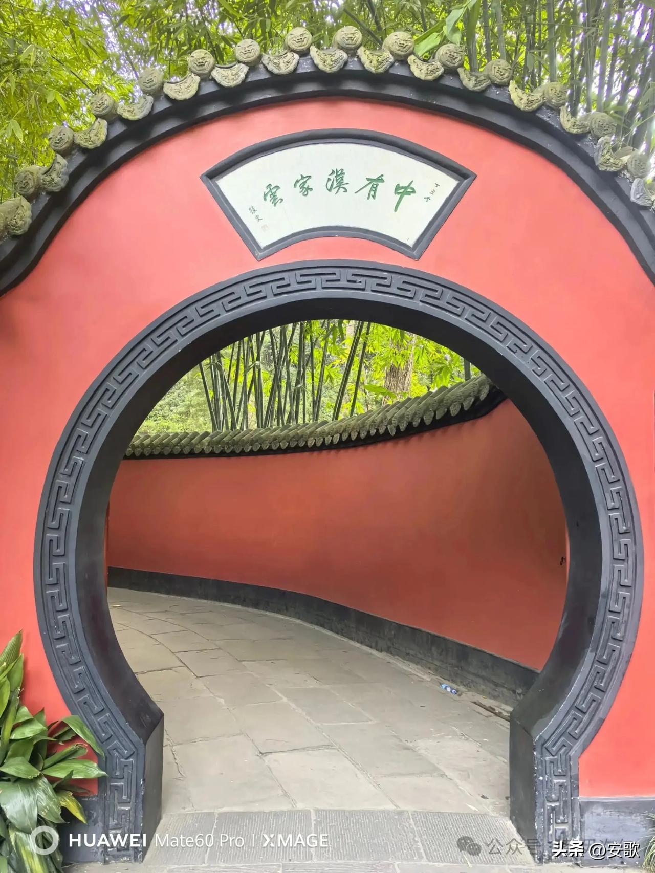 上联:莫言笔下谈莫言
下联:悟空心中悟悟空
模批:返观内照