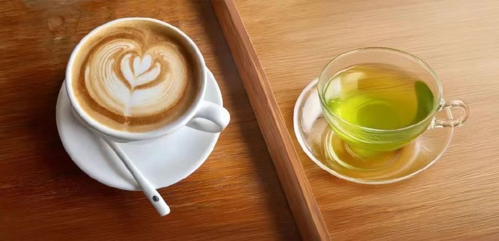 #经常喝茶和喝咖啡的人谁更年轻# 经常喝茶与经常喝咖啡的人，谁会更年轻？是不是喝