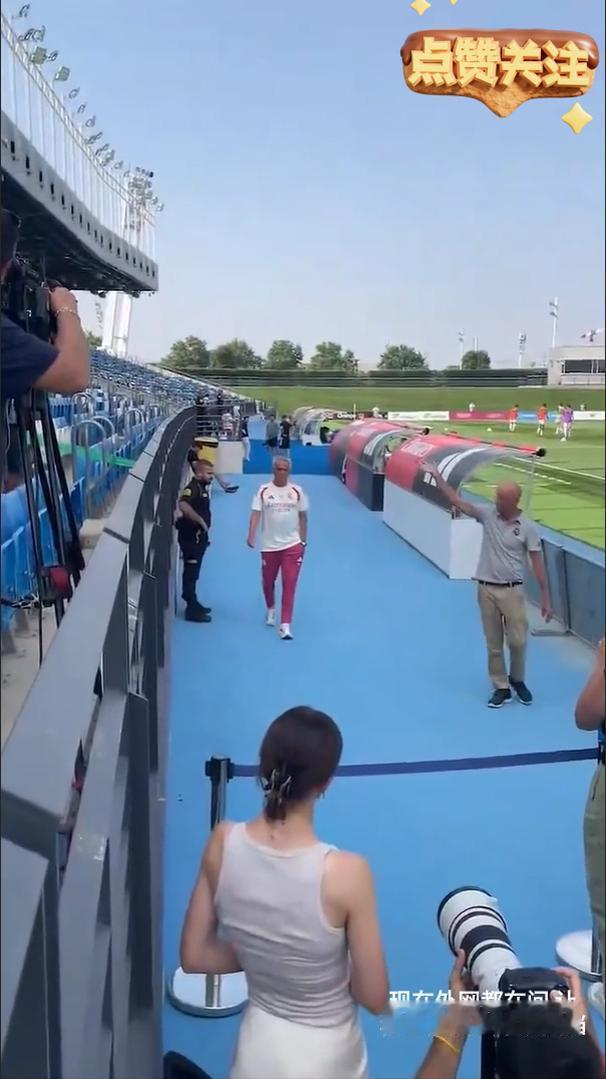 现在外网都在问，让穆里尼奥也难以抵挡，身材姣好的皇马女球迷是谁？在与莱加内斯的半