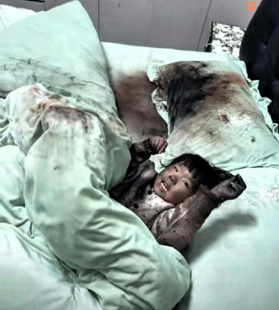 妈妈哄娃睡午觉，自己眯了一觉起来，差点被眼前一幕气晕！
 
这位妈妈中午把女儿安