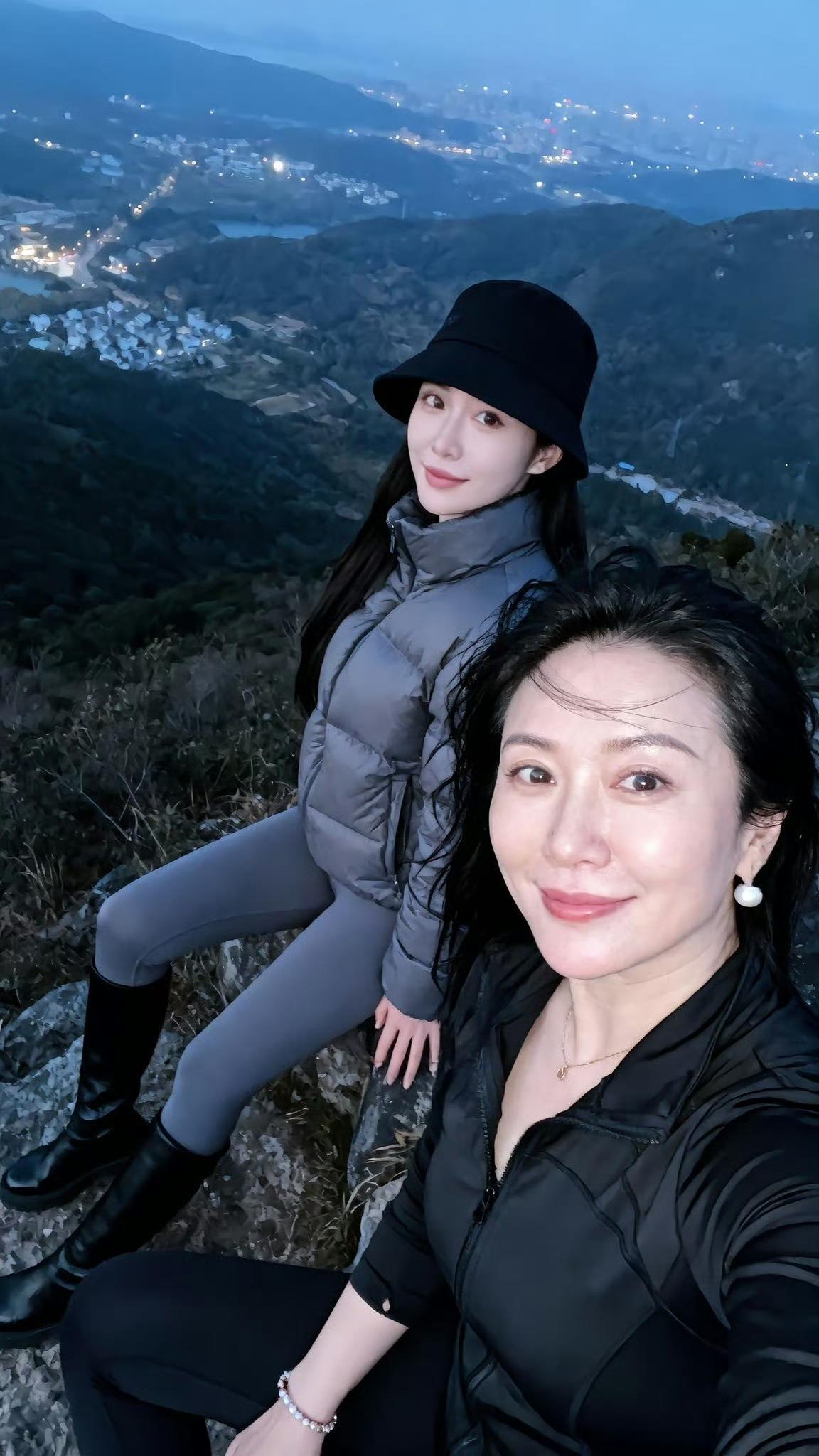 “山顶上的姐妹情，一起看日出日落”🌅👭