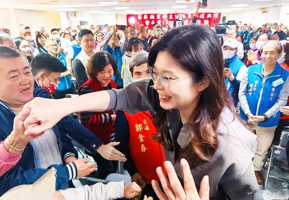 郑丽文11月1日上任国民党主席，满月前就把全台跑了个遍，连苗栗都去了3趟，忙着为