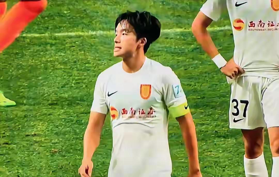 重庆铜梁龙队长向余旺不行啊！记得前两年我就说让重庆铜梁龙向余望到蓉城来，在中超这
