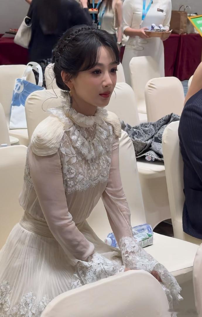 杨紫现实造型惊艳似仙子，美出新高度！一直觉其漂亮，如今更爱。盼姐姐多多拍剧，持续