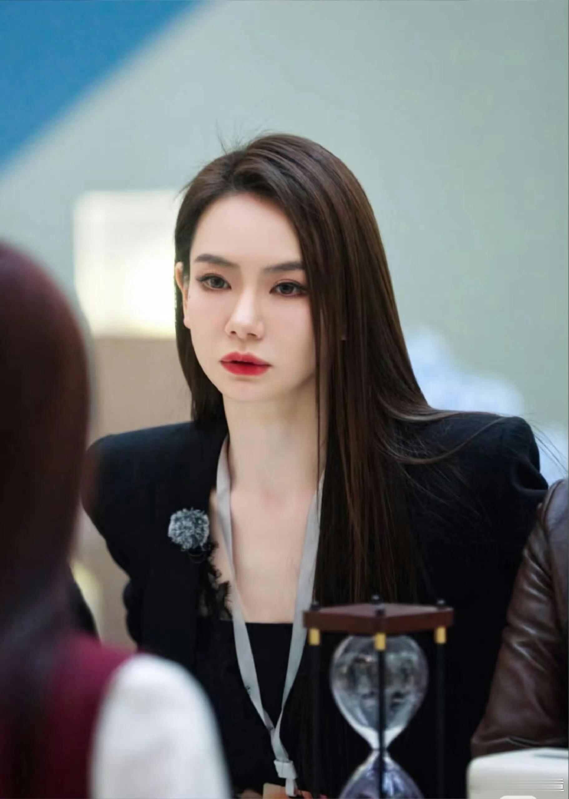 戚薇真的把自己做成AI了解锁艺人全新玩法！戚薇主演并全程参与制作的AI剧《末日盛