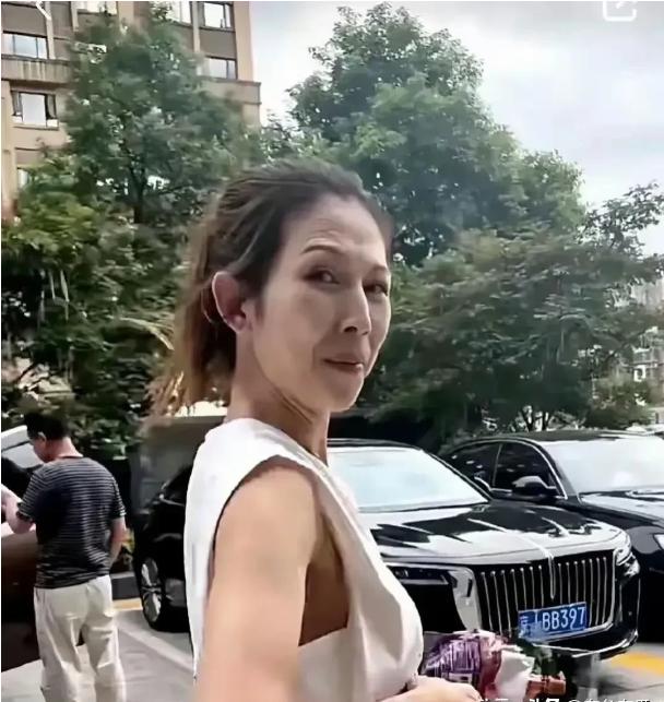 最近，50岁的蔡少芬被路人拍下了一张素颜照，并发到了网上。这张照片一出，立刻引发