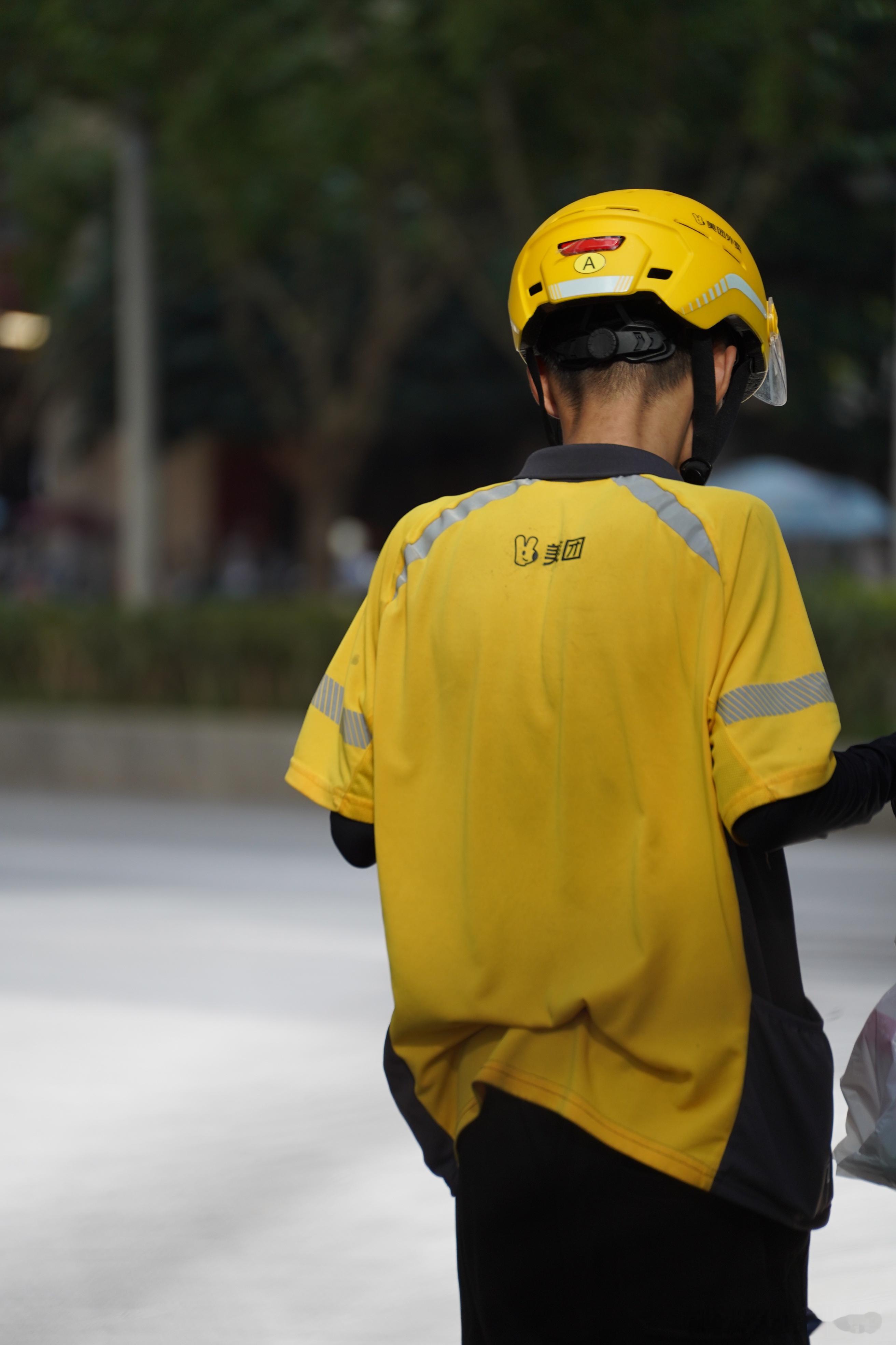 他从光中来，又从光中走 