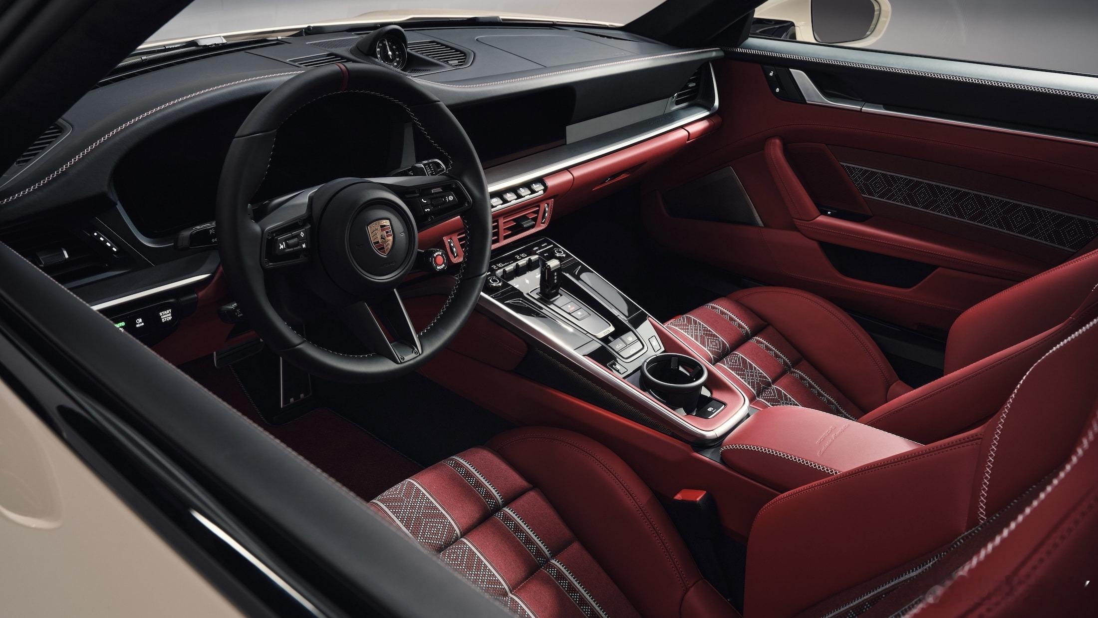 为了庆祝进入中东市场 70 周年，保时捷推出 911 Turbo S Sadu 
