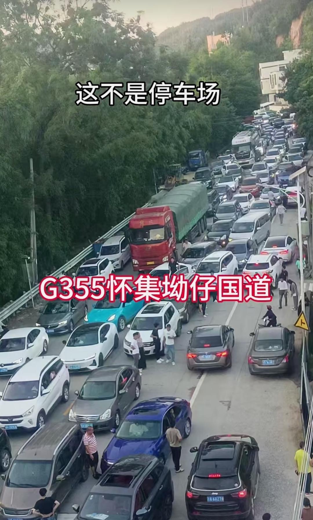 一个方向的车把整条路都霸了，你不塞谁塞[强]素质非常高[强][强][强]希望塞三