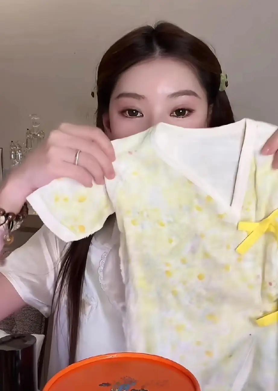 汪小菲老婆马筱梅怀的是女孩吧？最近，马筱梅在直播间展示了她给未出生的宝宝买的衣服