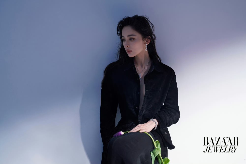 时尚芭莎珠宝七月刊娜扎解锁第361度的美貌娜扎人鱼回眸封面大片摄影：范欣造型：R