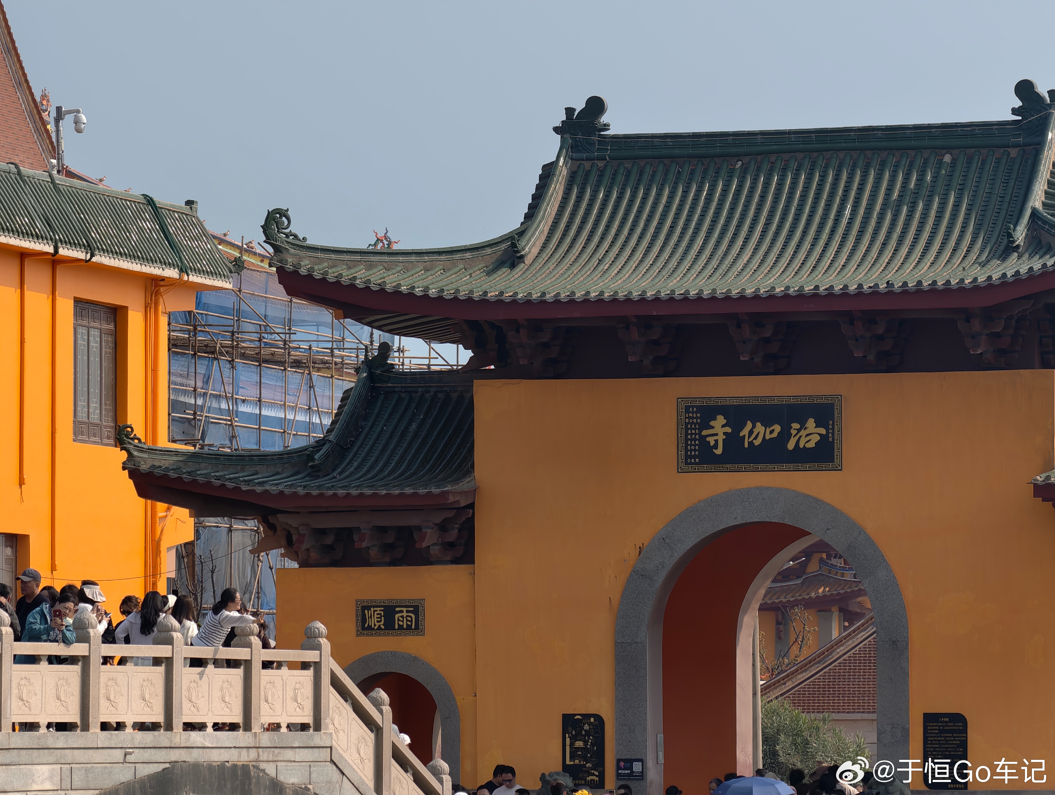 洛伽寺到此一游到了门口小屁孩懒得走就没进去了在门口等长辈进去逛一圈出来刚好在门口