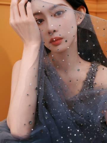 孟子义灰天鹅即视感  孟子义八音盒上的精灵  瞧孟子义微博之夜装扮，灰纱裙繁星闪