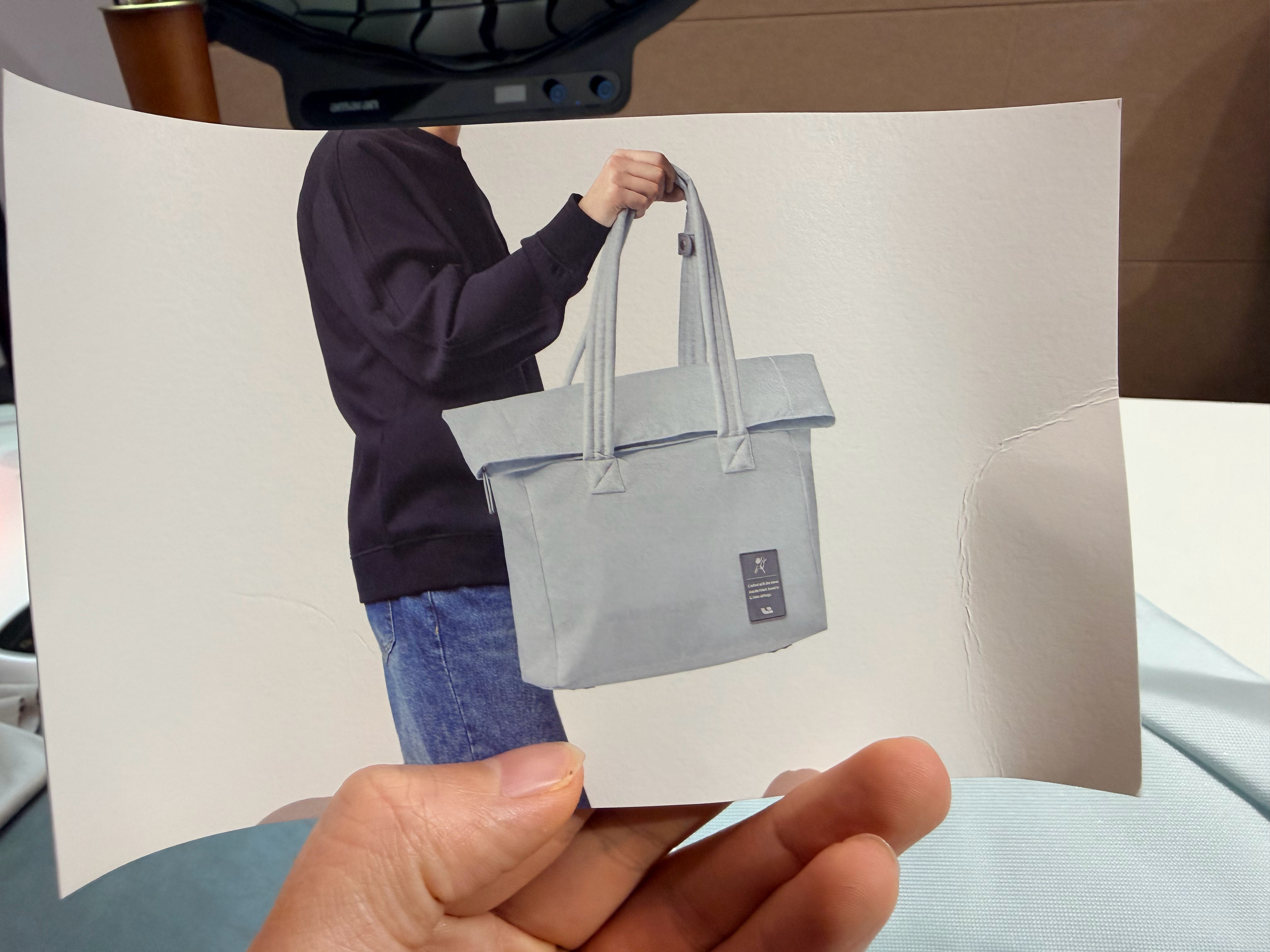 继续抽奖，老罗十字路口发布会赞助商，理想汽车，赠送的中性托特包。这是由安全气囊的