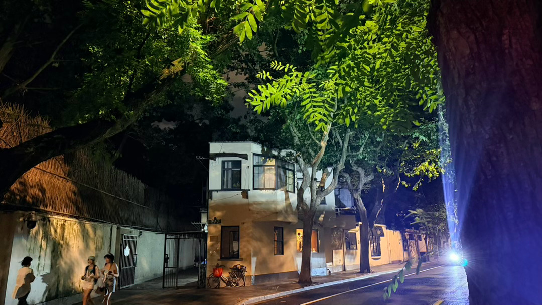 梧桐、老洋房、街边暖灯，静谧晚风，上海夜晚独有的松弛感。 上海