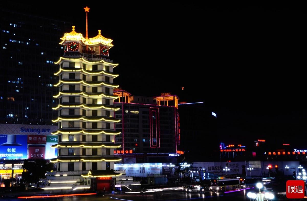 二七塔的灯一灭，郑州二七广场的“晚生活”就开始了。

他们管这叫晚自习。白天被规