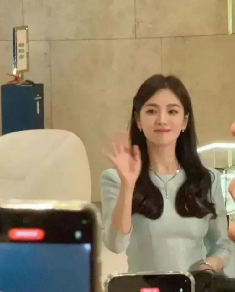 韩国媒体报道，宋慧乔公开了新恋情，脸上洋溢着幸福的表情。宋慧乔透露，她的男友是一