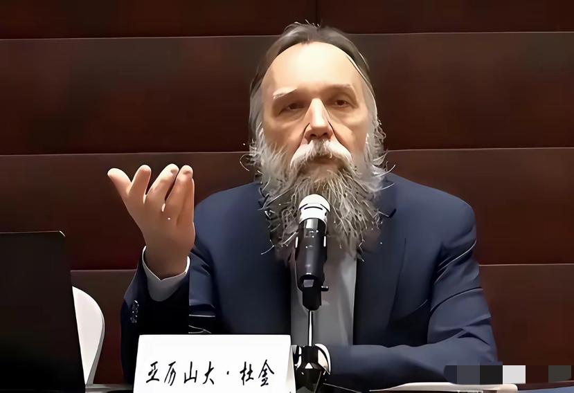 “普京国师”提醒中国：
一旦决定武力统台，千万别再犯普京的错误。
拖延时机和轻敌