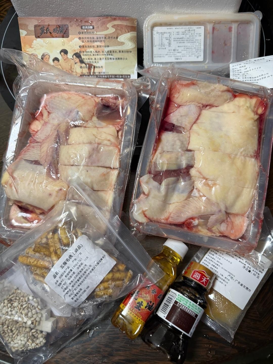 莫叔走红后没有只想怎么赚快钱。他把工厂开在老家云浮新兴，所有订单从老家发出，带动