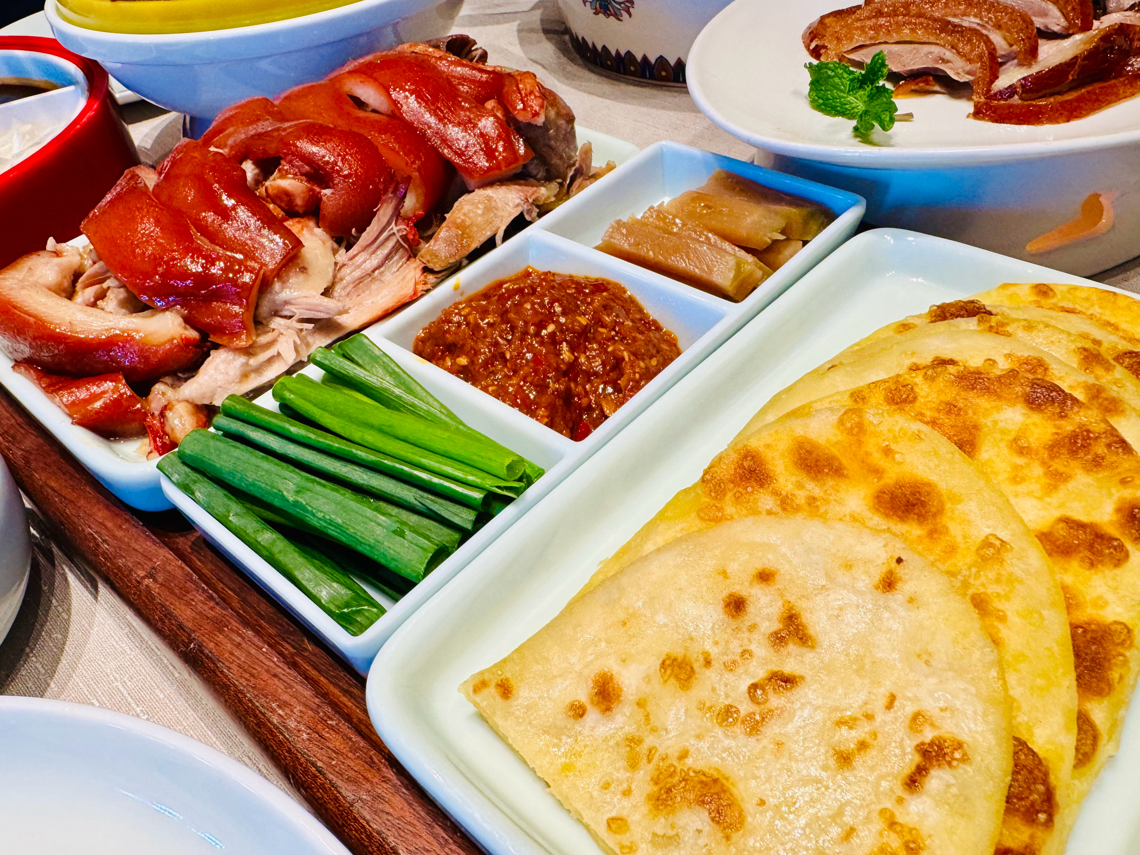 北京没啥能上桌的正经菜系，但舶来的外省硬菜，北京能做的非常好吃！武吃烙饼卷猪肘！