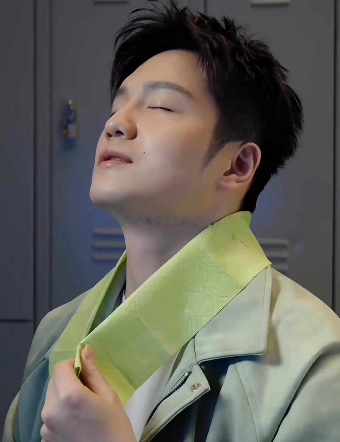 天呐，萌萌地跑过去坐好看球的樊振东也太可爱了吧