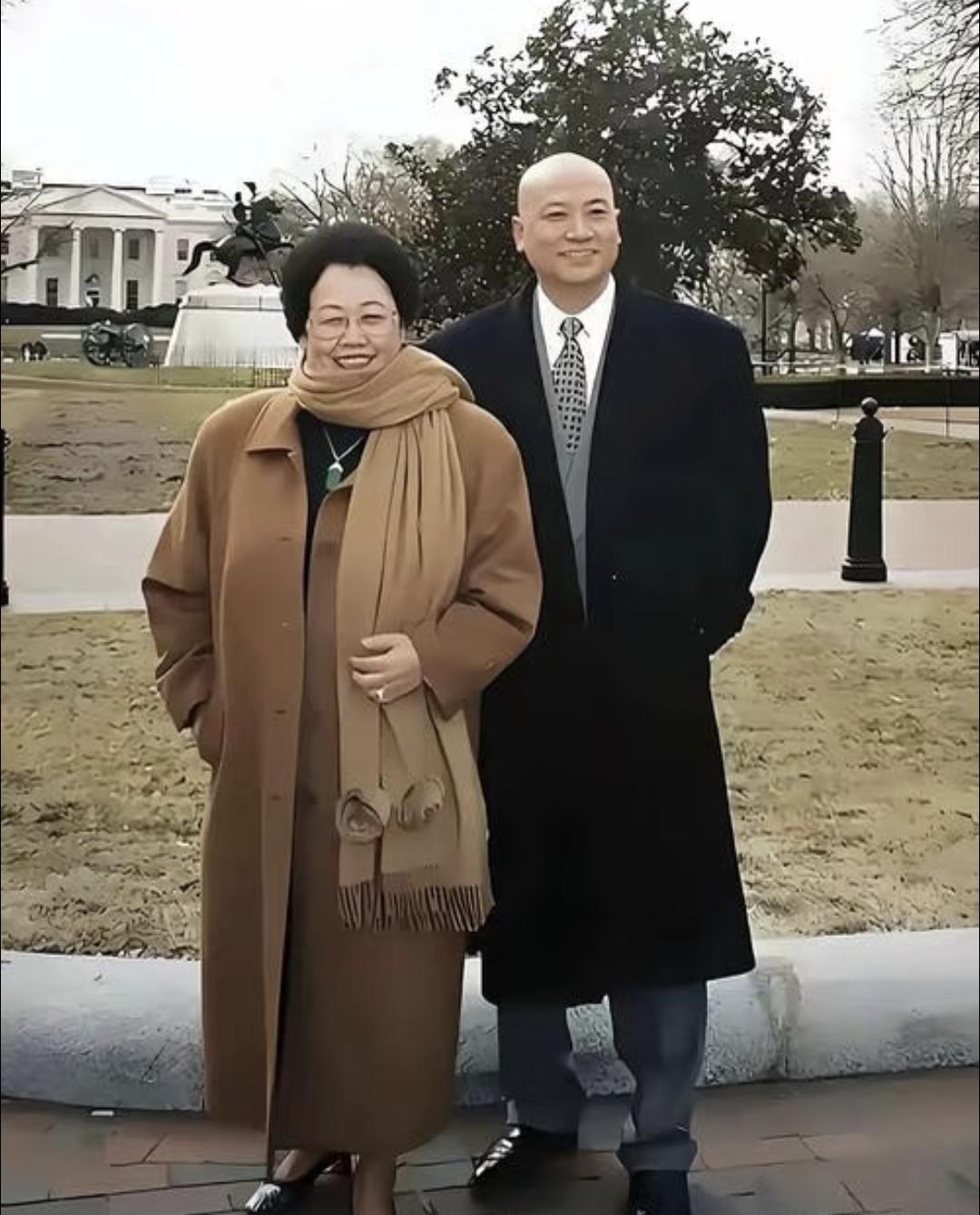 有人说，陈丽华去世了，迟重瑞可以不用再半拉屁股坐椅子了。
多年来，迟重瑞与陈丽华