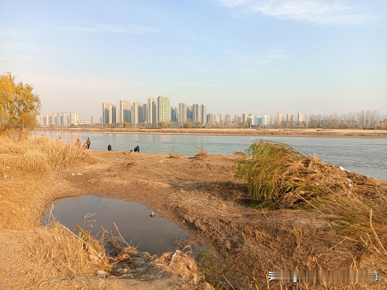 我是一个爱玩爱逛老咸阳的西安人，不为别的就是想“融入”大美渭河上蛮有情趣钓鱼人“