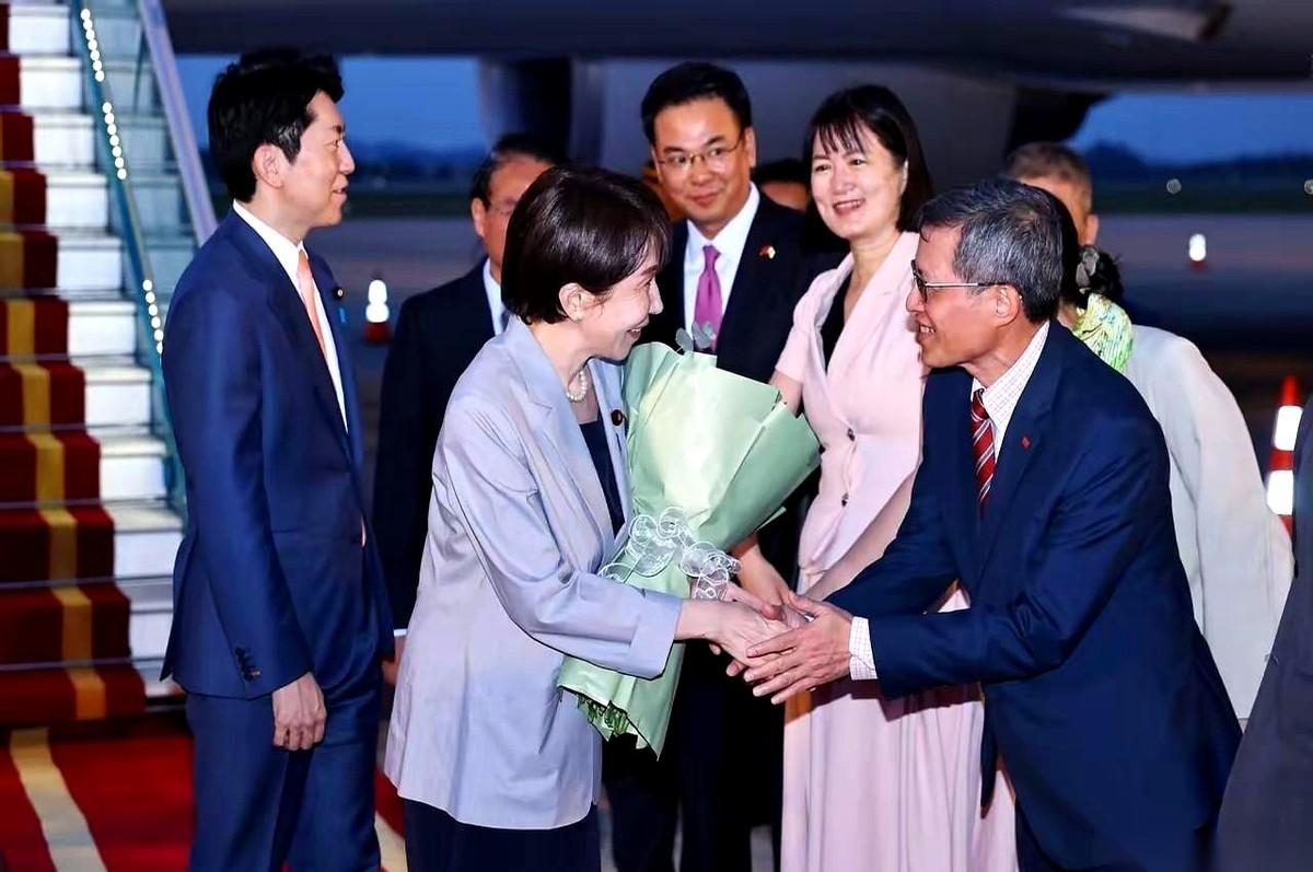 飞机舱门打开，高市早苗带着那份沉甸甸的军工装备清单，走下舷梯，直奔河内。
这一趟