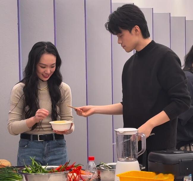 谁家把音综变恋综了谁的嘴角已经上扬了？苗梦初苏杭直播做饭，喂饭瞬间直接甜晕观众～