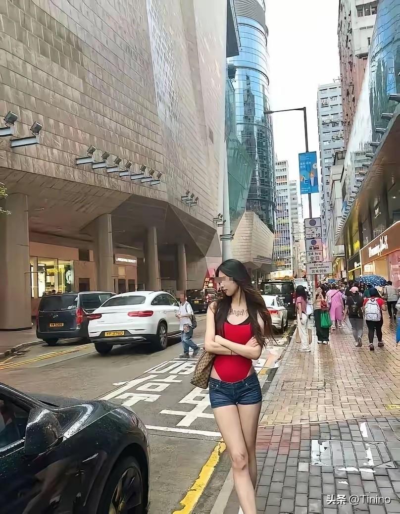 一名内地女生分享香港出游穿搭，发文建议赴港旅行可以穿红色系服饰。她在旺角身穿高开