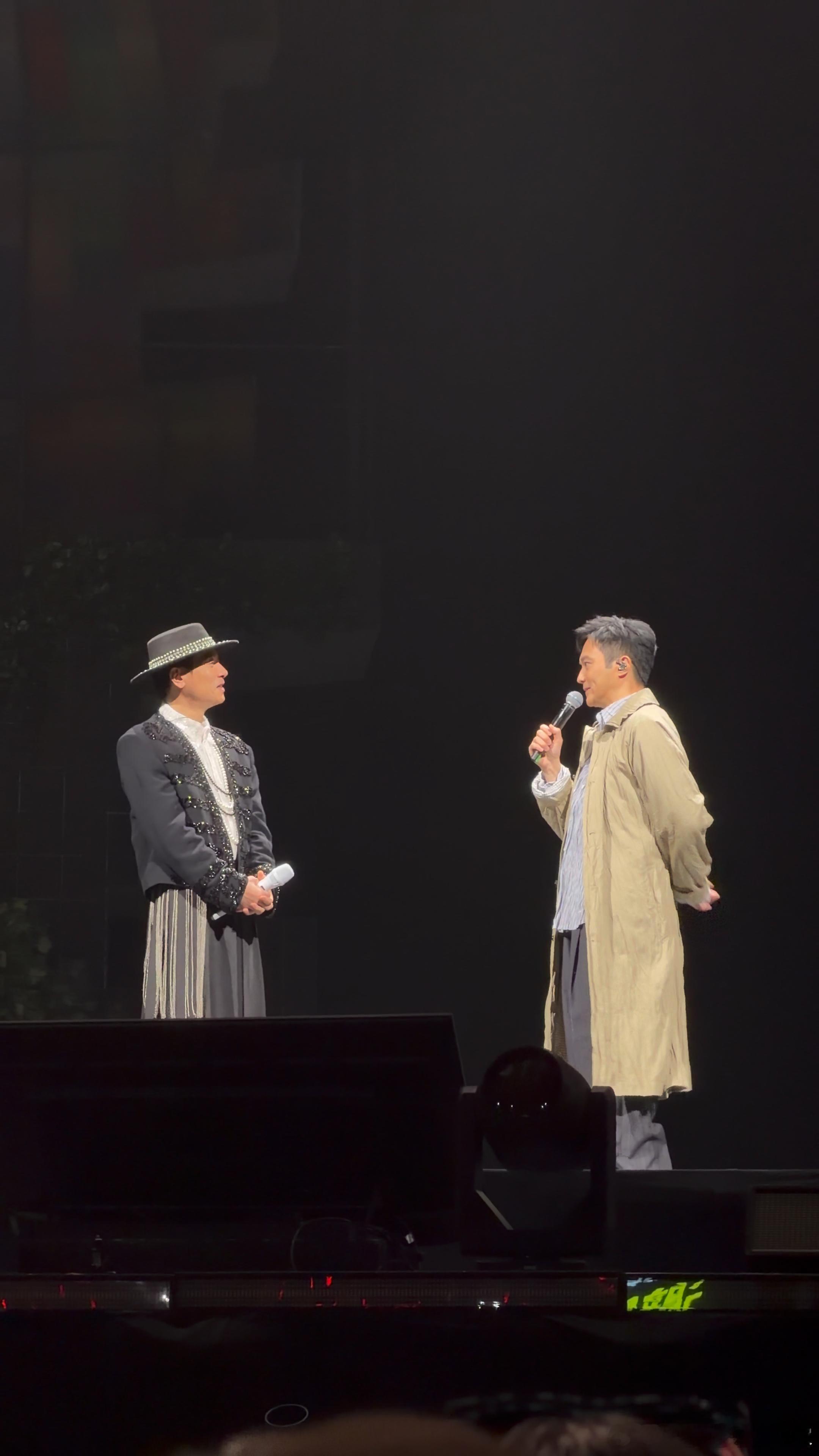 一次性集齐春霖铉是什么性价比 演唱会现场的快乐谁懂🙊 陈小春澳门站杀疯了！一首