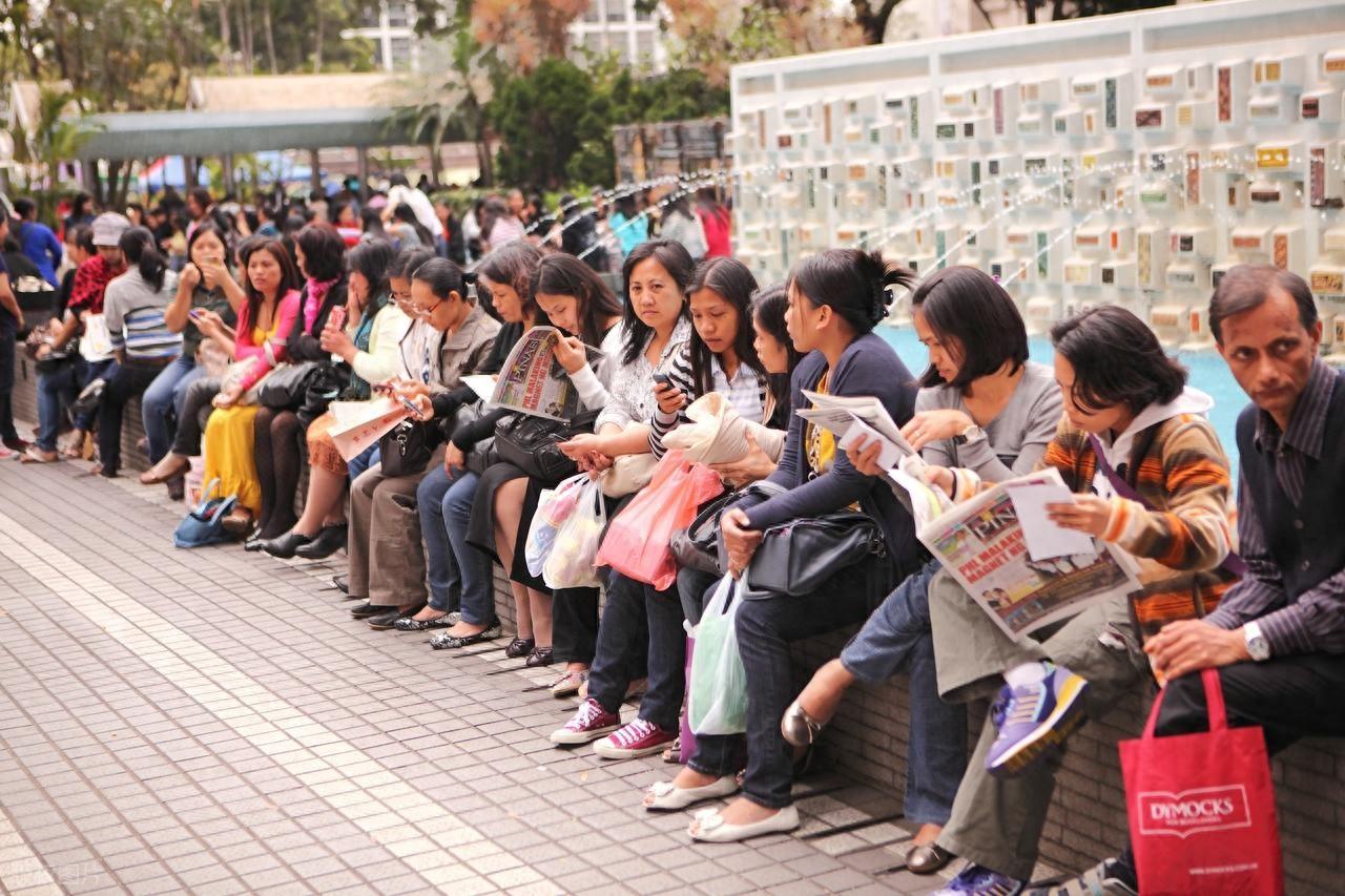 在香港，月薪不到五千港币就能请到一个本科学历、既能干家务又能教孩子英语的住家保姆