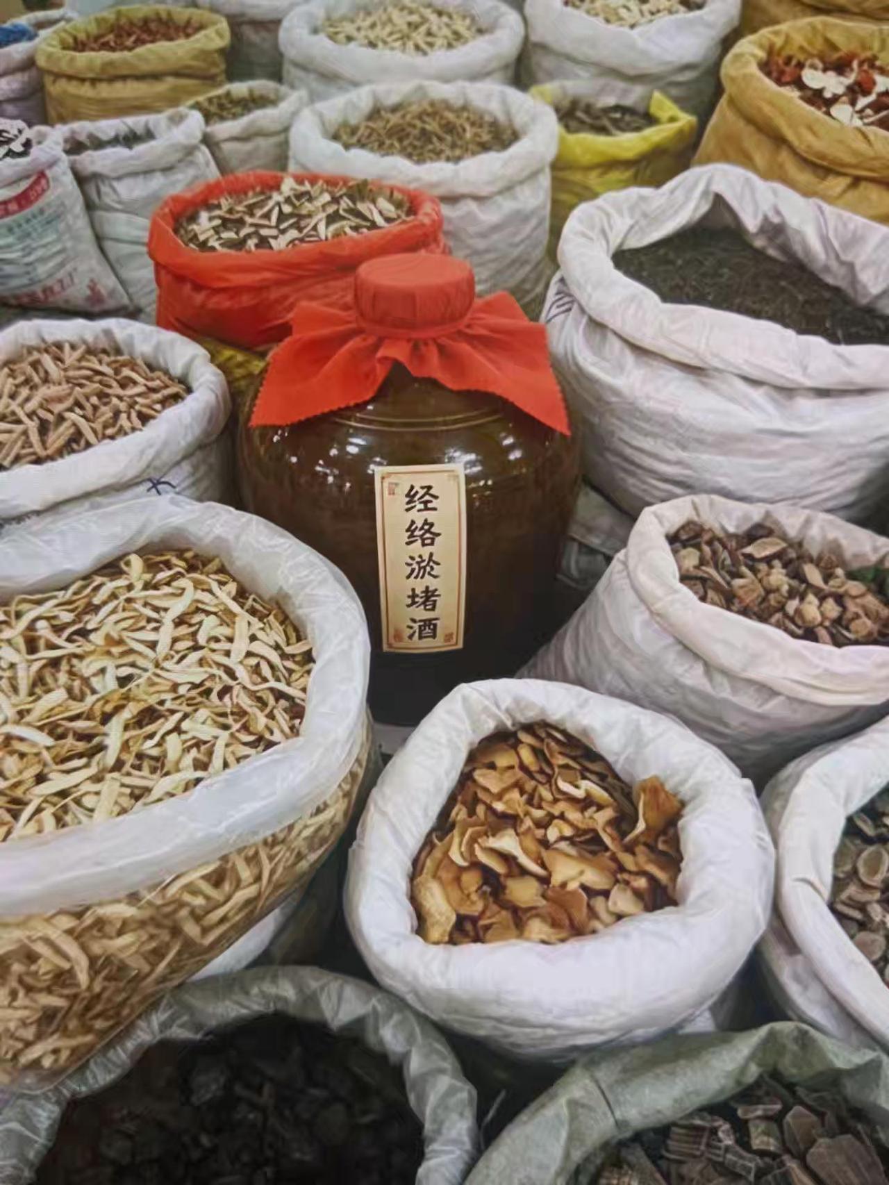 上班有点枯燥，每天都是弄这些药材，泡各种各样的酒。什么酒都可以泡，只是上班连个聊