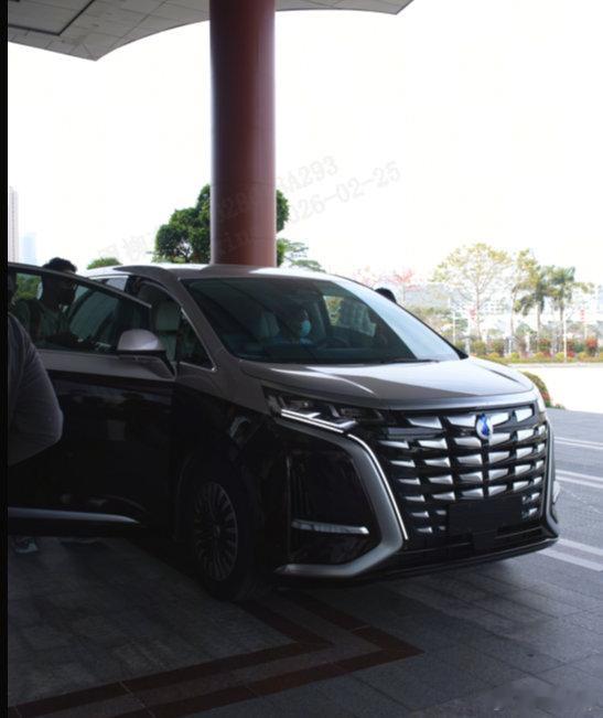 王力宏现身比亚迪总部，腾势D9高规格接驾，这排面直接拉满！什么车能配乐坛天王？当