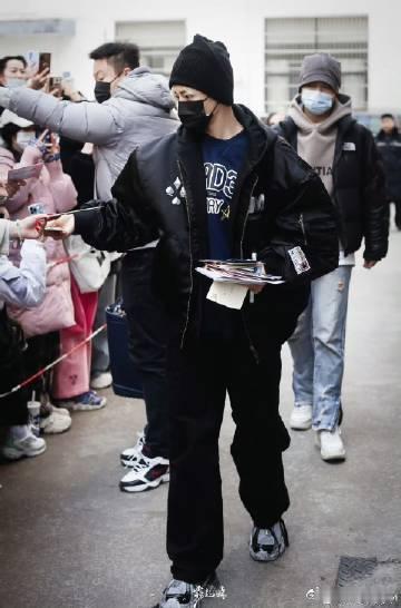 侯明昊上班 不知道小猫哥的衣橱里藏着多少好看的服饰，每次上班都能让人惊艳，仿佛他