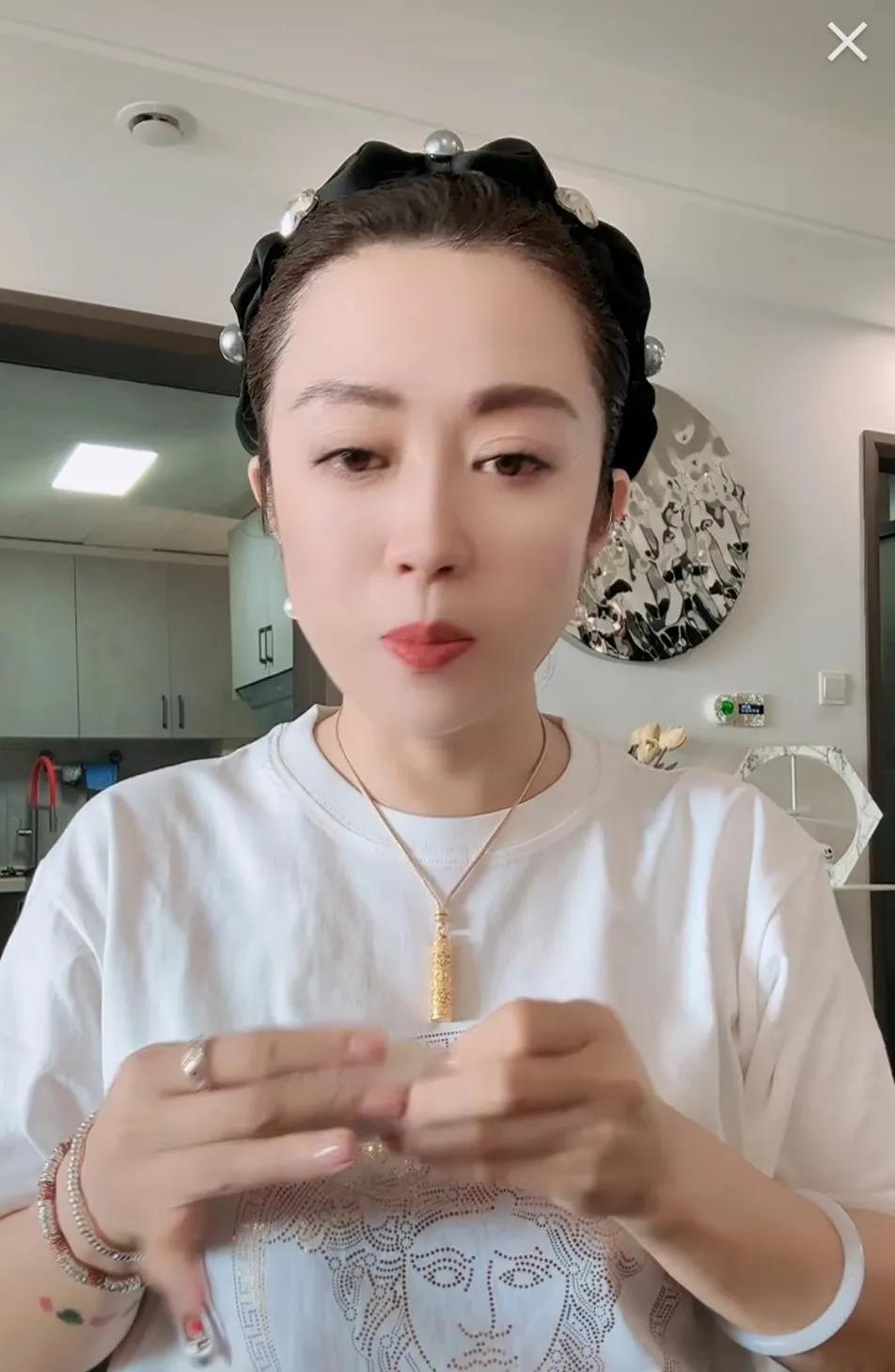 温美玲现在直播间近万人了。她妥妥的是王亮事件的受益者。
王亮小时候她也没管。长大