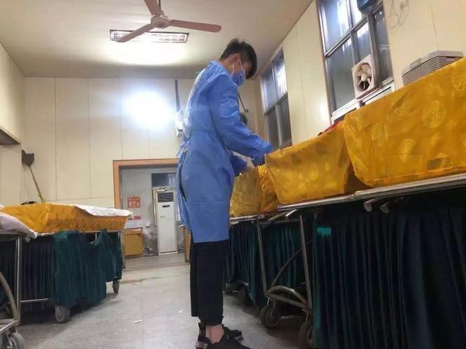 刚刚处理完一具尸体，身后突然有人拍我肩膀：“能给我化个妆吗，我想好看点。”我缓缓