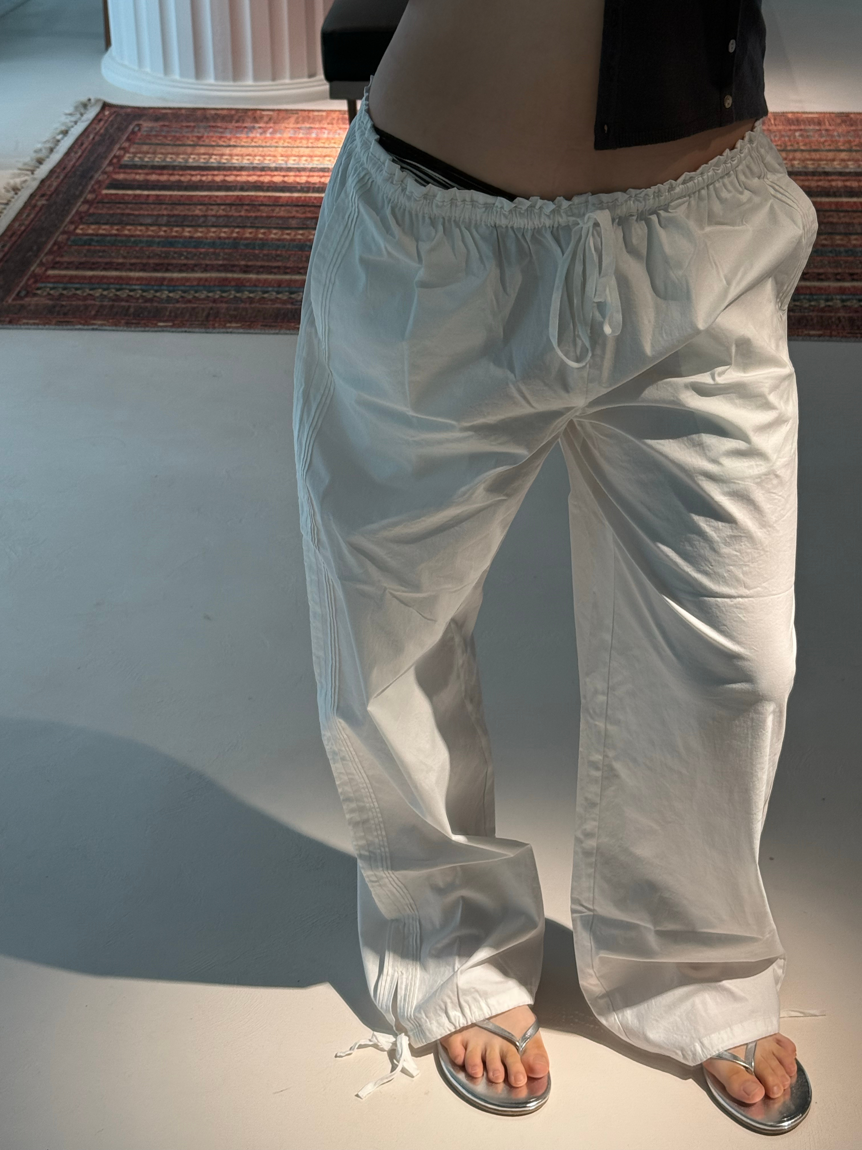 给这组图起名为掉入自证陷阱🪤我专门调整了一个大顶光从上打到裤子上里面穿的是黑白