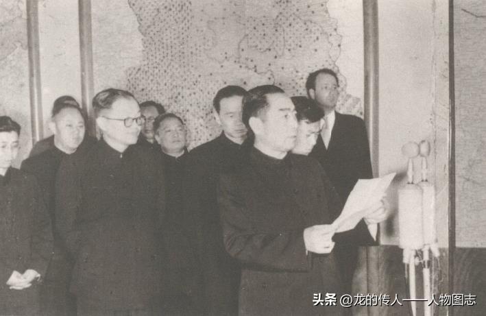 1954年7月23日，张闻天随同周恩来总理访问德意志民主共和国。这是周恩来和张闻