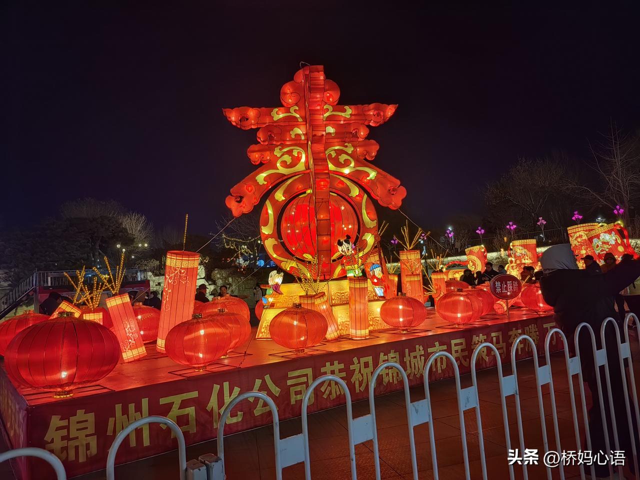 我翻了一下手机微信，发现今年春节只有两个前同事给我拜年。

我上班的时候，人缘老