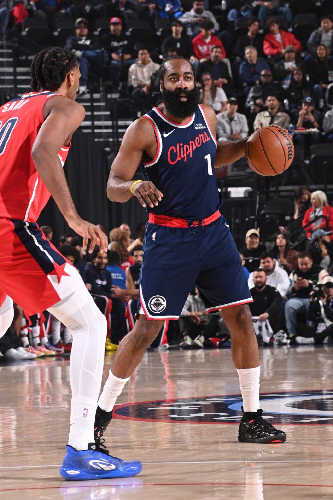 哈登今天真是“高开低走”啊！
第一节就8投4中，三分5中2，得到了13分3篮板4