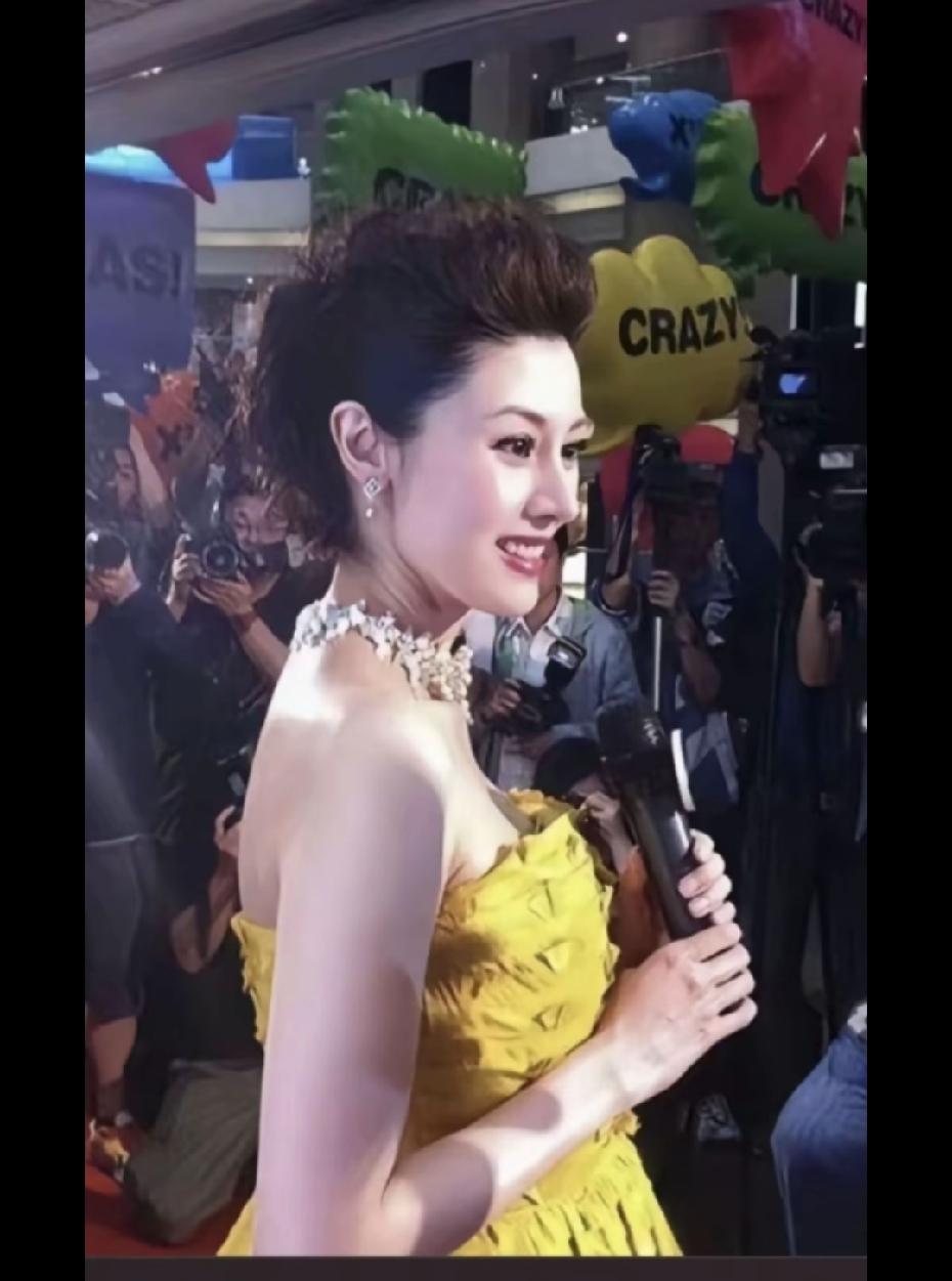 这就是号称让香港富婆睡不着觉的女人吗？真是绝色佳人 五官精致立体！真的的绝世容颜