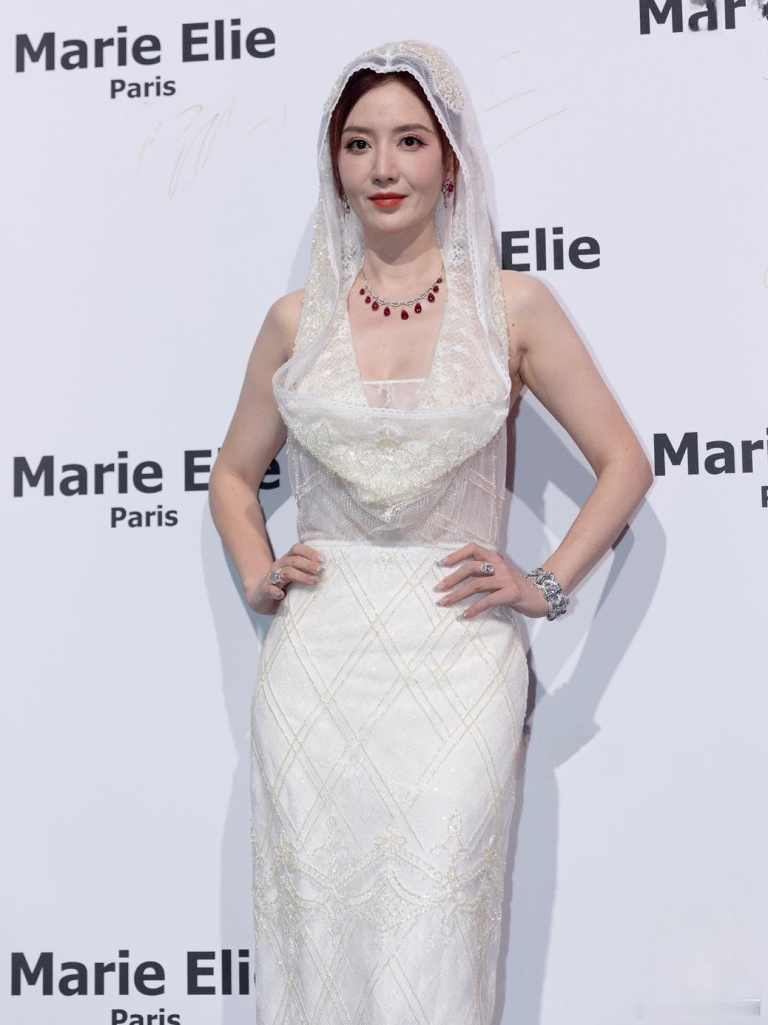 张萌这礼服美惨了，不愧是曾经的环球小姐冠军！ 